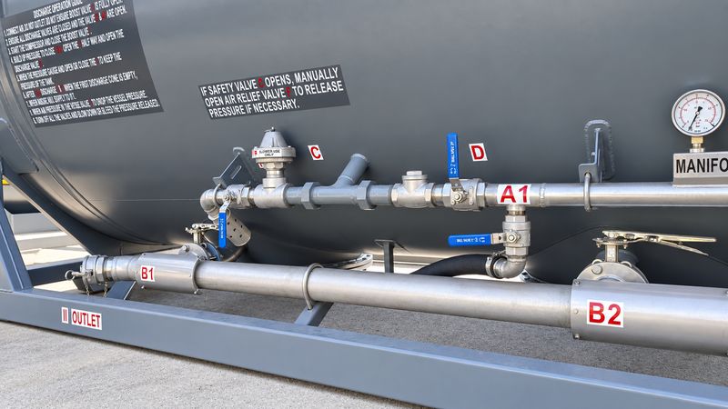 Valve assembly with safety valve C, air inlet valve D, aeration valve A1, discharge lines B1 and B2 and the II outlet joint